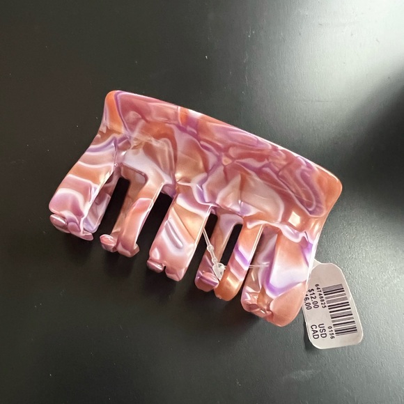 NWT Urban Outfitters Claw Clip - Picture 2 of 3